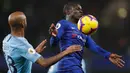 Gelandang Chelsea, N'Golo Kante, mengontrol bola saat melawan Manchester City pada laga Premier League di Stadion Stamford Bridge, London, Minggu (9/12). Chelsea menang 2-0 atas City. (AFP/Adrian Dennis)
