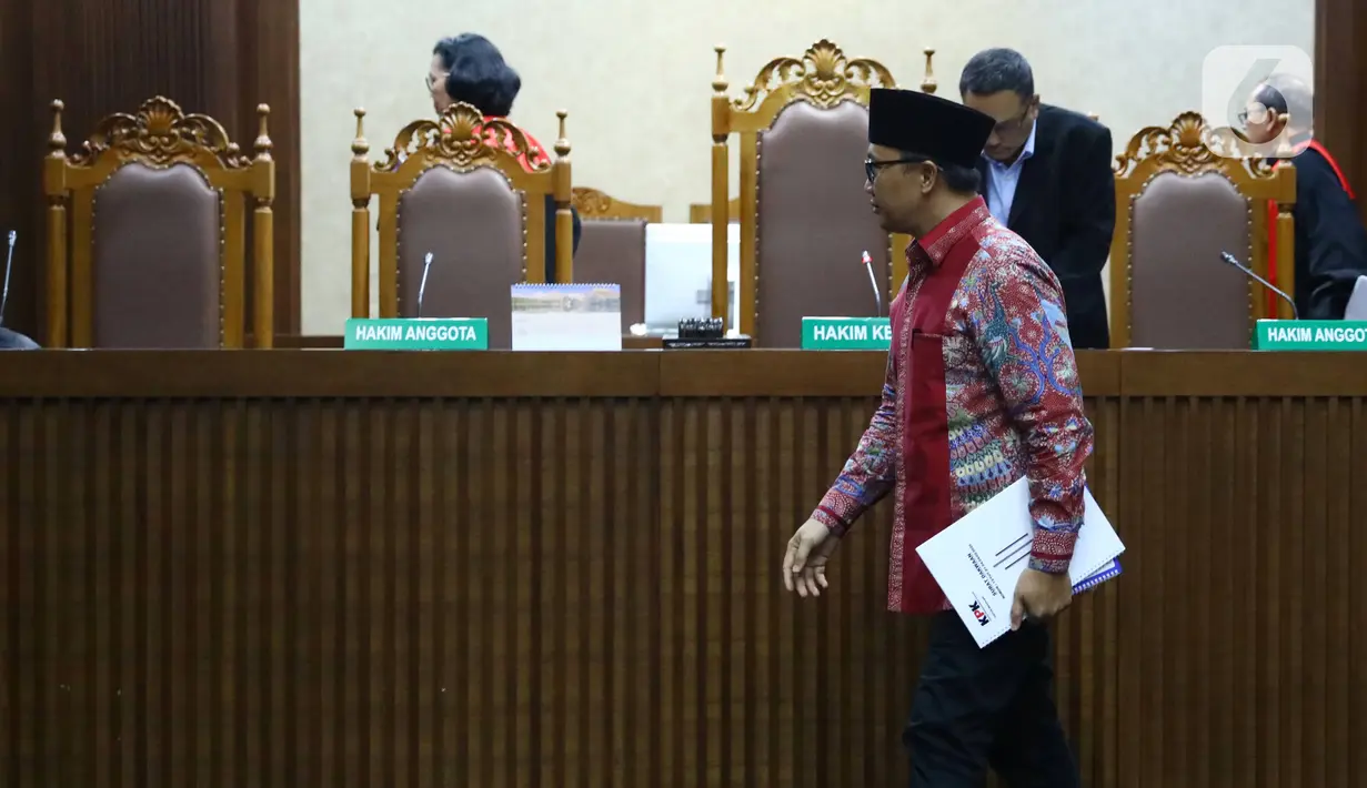 Mantan Menteri Pemuda dan Olahraga (Menpora) Imam Nahrawi usai menjalani sidang dakwaan kasus suap dana hibah KONI di Pengadilan Tipikor, Jakarta, Jumat (14/2/2020). Imam didakwa menerima suap sebagai pemulus pencairan dana hibah pemerintah terhadap KONI. (Liputan6.com/Angga Yuniar)