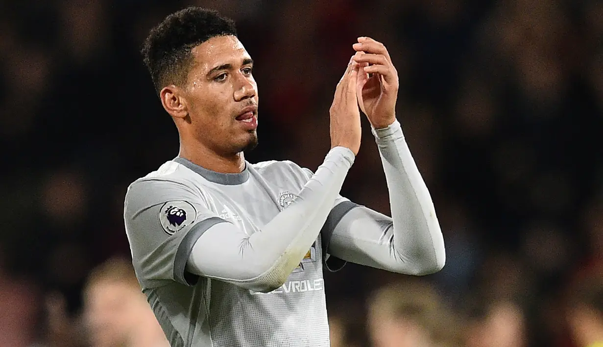 5. Chris Smalling (Bek) - Sir Alex Ferguson mendatangkan Chris Smalling dari Fulham pada musim panas 2010. Pria 29 tahun itu disiapkan untuk regenerasi duet Rio Ferdinand dan Nemanja Vidic. (AFP/Glyn Kirk)