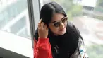 Selain melindungi dari terik sinar matahari, kacamata juga mampu menunjang penampilan semakin memukau. Meski penampilan Kahiyang terlihat santai dengan sweater, kacamata hitamnya mampu membuat penampilannya semakin trendi layaknya remaja. (Liputan6.com/IG/@ayanggkahiyang)