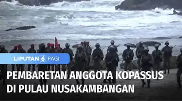 Ratusan Prajurit TNI yang telah menjalani pendidikan khusus selama 7 bulan menjalani pembaretan sebagai tanda telah lulus menjadi anggota Komando Pasukan Khusus, Kopassus di Pulau Nusakambangan, Cilacap.
