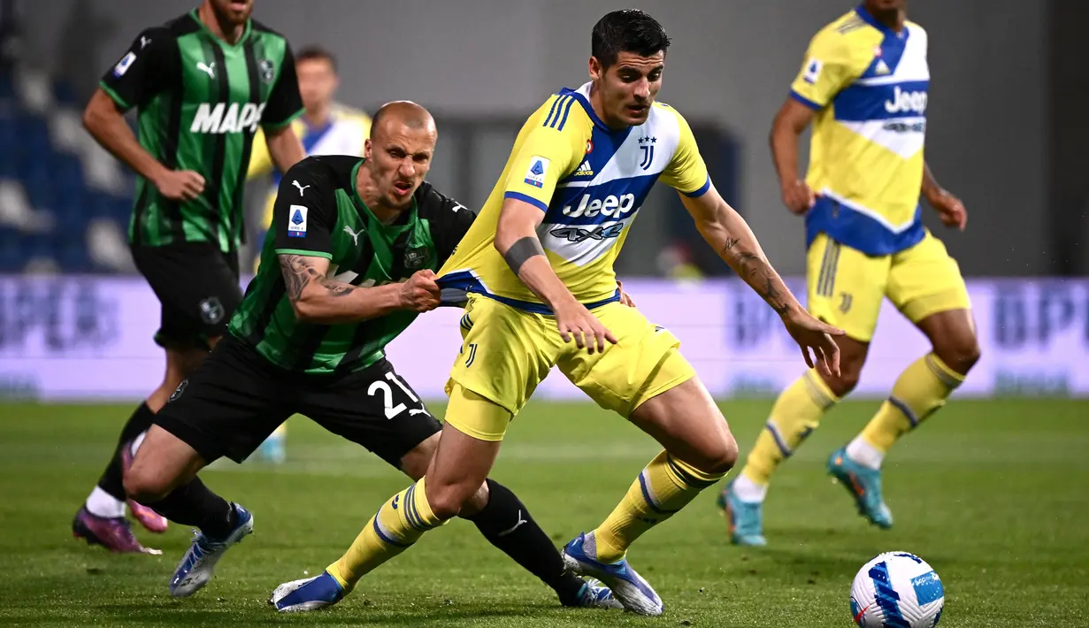 <p>Penyerang Juventus, Alvaro Morata (kanan) berebut bola dengan bek Sassuolo, Vlad Chiriches selama pertandingan lanjutan Liga Serie A Italia di stadion Citta del Tricolore di Reggio Emilia, Selasa (26/4/2022). Juventus menang tipis atas Sassuolo 2-1. (AFP/Marco Bertorello)</p>