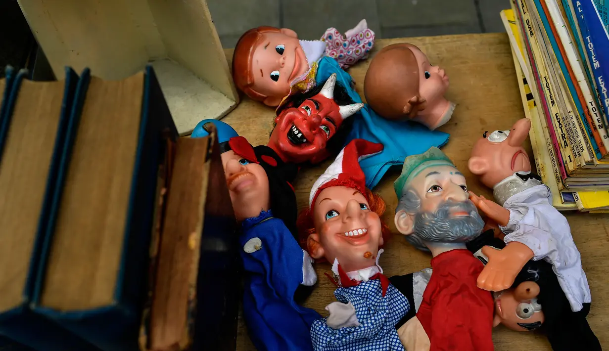 Sejumlah boneka terlihat di toko milik Manuel Mosquera di "Pulgas' Market'' di Pamplona, Spanyol utara, (2/3). (AP Photo/Alvaro Barrientos)