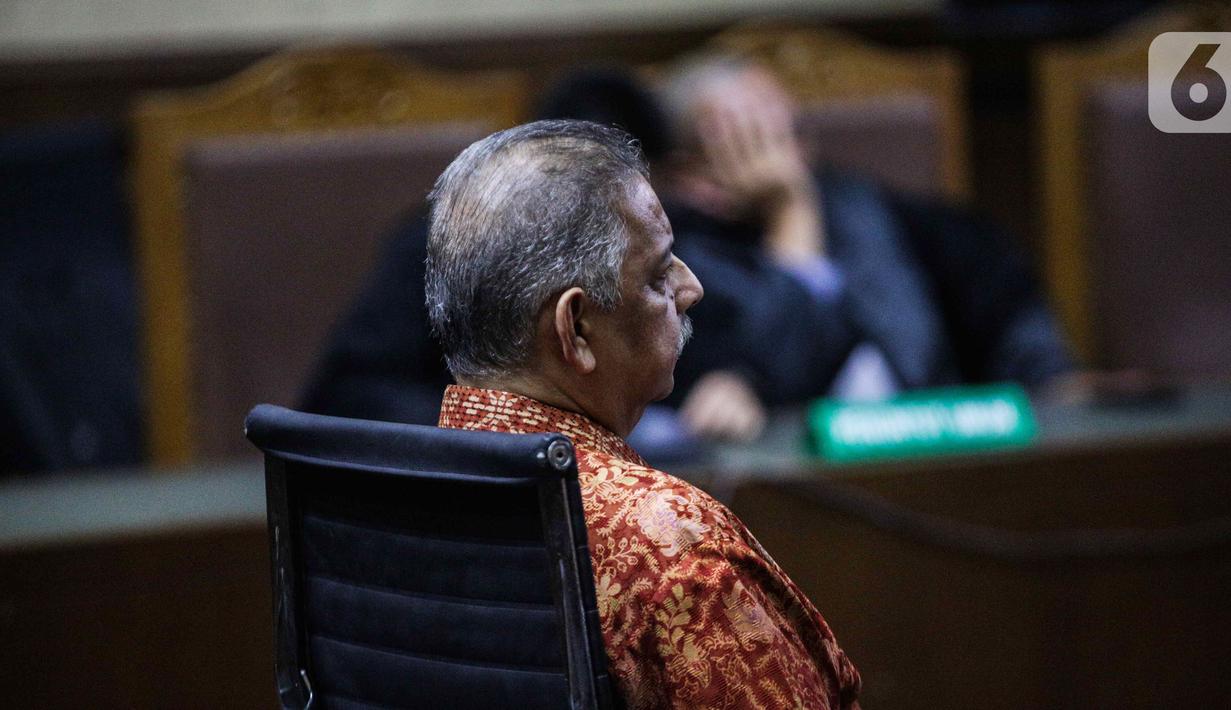 Terdakwa kasus dugaan suap proyek PLTU Riau-1, Sofyan Basir menyimak pembacaan putusan saat sidang di Pengadilan Tipikor, Jakarta, Senin (4/11/2019). Sofyan divonis bebas lantaran dinilai tidak terbukti secara sah dan meyakinkan sebagaimana dakwaan pertama dan kedua. (Liputan6.com/Faizal Fanani)