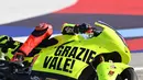 Livery tersebut digunakan pembalap veteran tersebut guna menghormati Valentino Rossi yang akan balapan untuk terakhir kalinya di Sirkuit Misano, Italia. (AFP/Andreas Solaro)