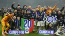 Para pemain Inter Milan melakukan selebrasi usai mengunci gelar juara Liga Italia 2023/2024 mengalahkan AC Milan di Stadion San Siro, Selasa (23/4/2024) dini hari WIB. (AP Photo/Luca Bruno)