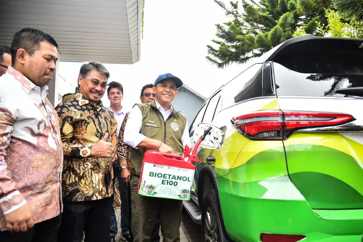 Menteri Kehutanan (Menhut) Raja Juli Antoni meresmikan pilot proyek Bioethanol Aren di lingkungan Pertamina Geothermal Energy (PGE) Kamojang, Rabu (19/11) (Istimewa)