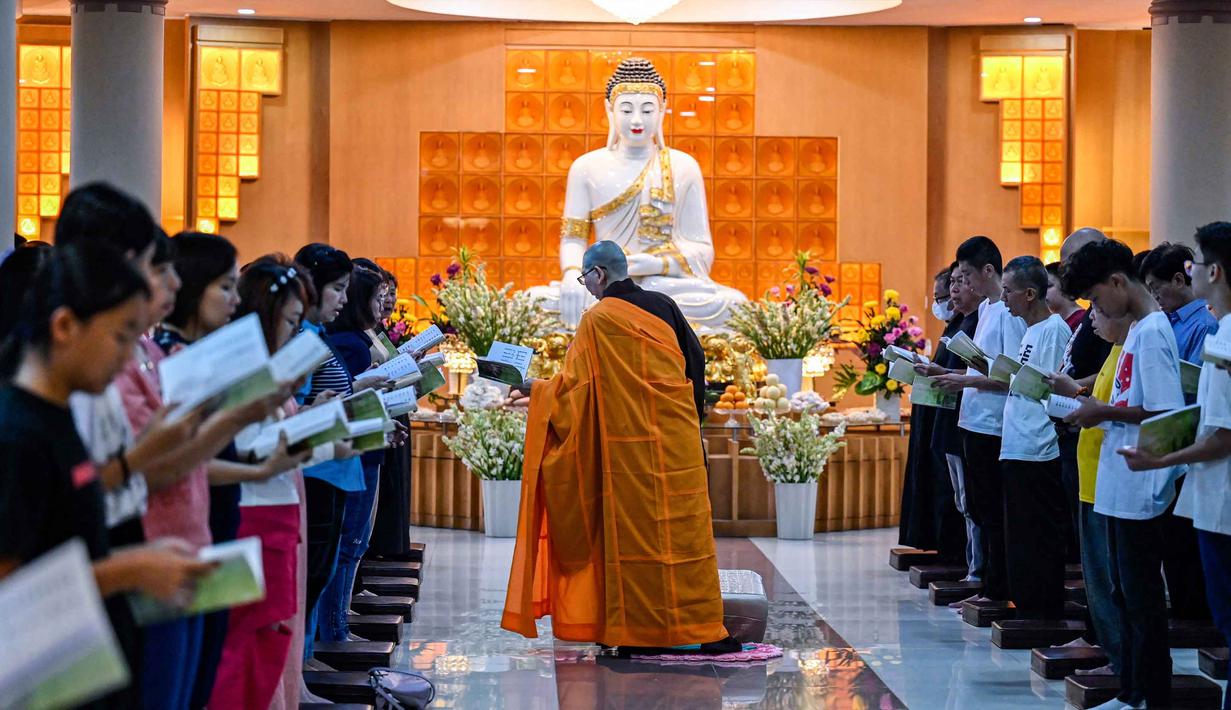 Para umat berdoa saat Hari Raya Waisak yang memperingati kelahiran, pencerahan, dan wafatnya Buddha Gautama, di Kuil Buddha Sakyamuni, Banda Aceh pada Minggu 31 Mei 2026. (CHAIDEER MAHYUDDIN/AFP)