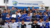 Bechham foto bareng peserta Festival Persib Academy League. (Bola.com/Erwin Snaz)