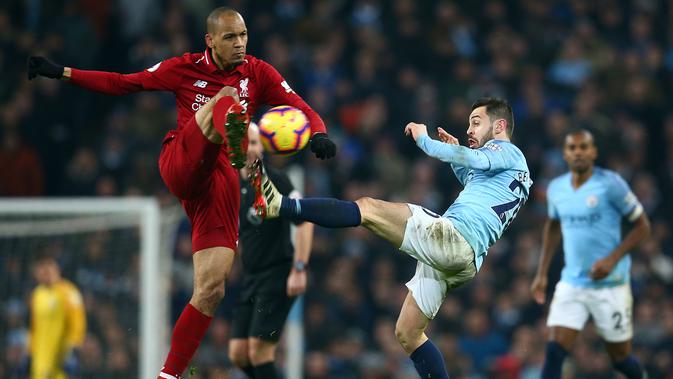 Gelandang Liverpool, Fabinho berebut bola dengan gelandang Manchester City, Bernardo Silva. (AP Photo/Dave Thompson)