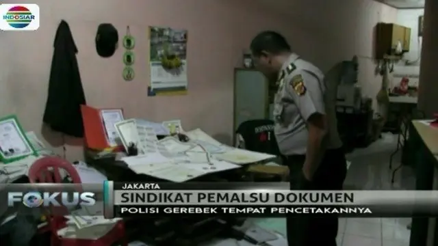 Polda Jabar bersama Polsek Tambora, Jakarta Barat, menggerebek rumah yang dijadikan tempat pemalsuan dokumen.