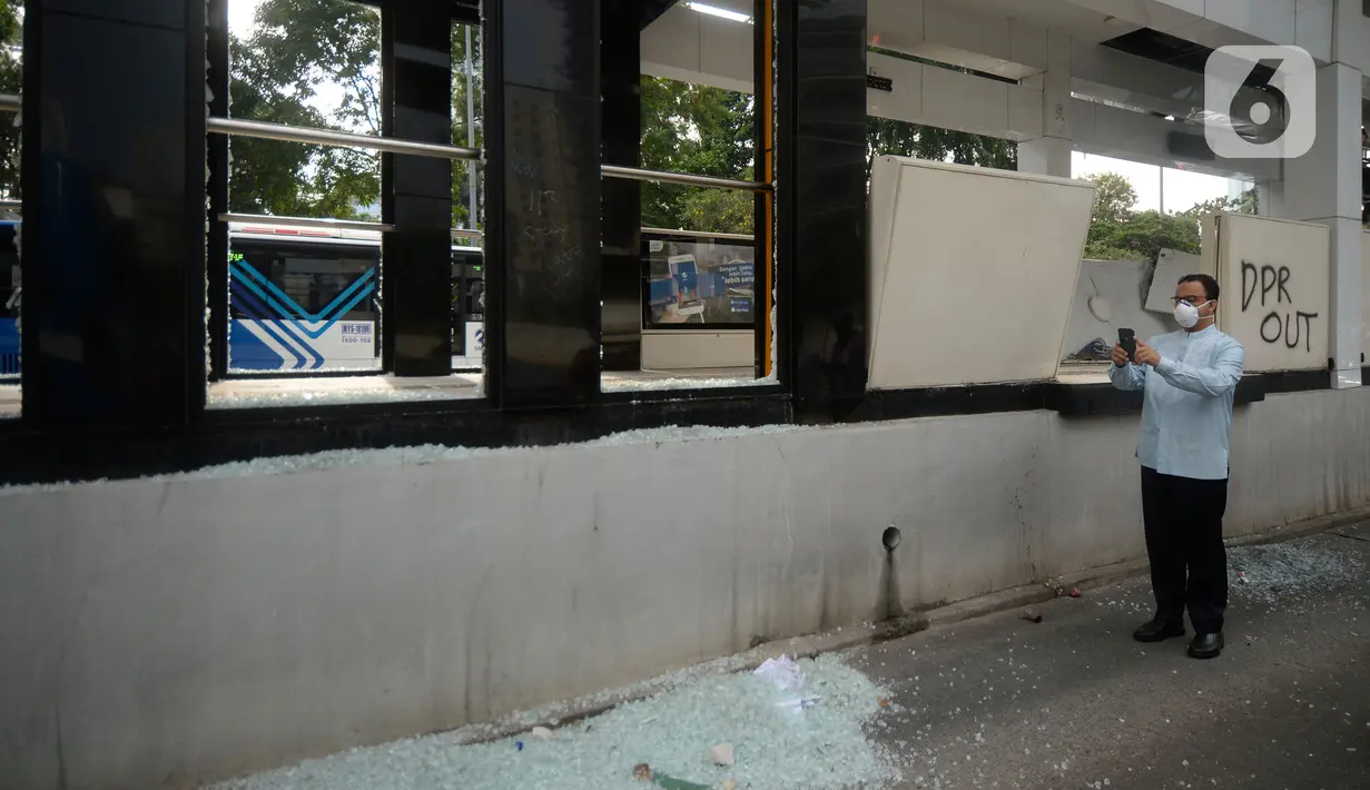 Gubernur DKI Jakarta Anies Baswedan meninjau sejumlah fasilitas umum yang rusak akibat demo RUU Cipta Kerja yang berujung kisruh di kawasan Bundaran HI, Jumat (9/10/2020). Anies melihat secara langsung Halte Transjakarta Tosari yang terbakar habis bersama Halte Bundaran HI. (merdeka.com/Dwi Narwoko)