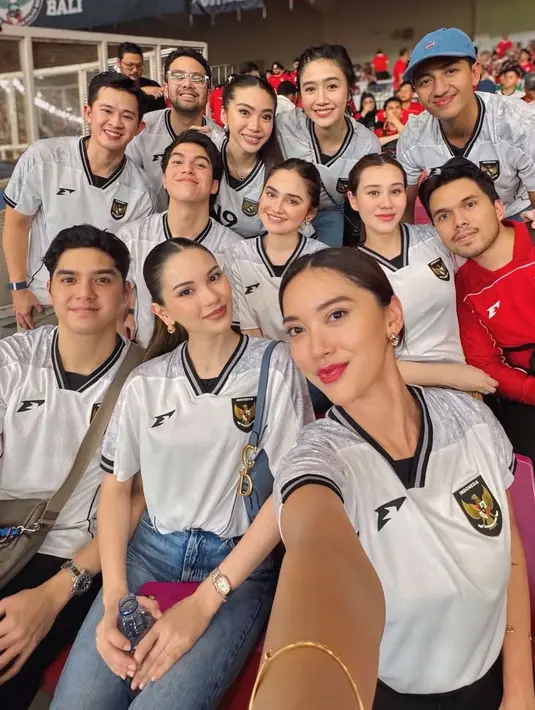 <p>Sederet artis hadir mengenakan jersey Timnas away warna putih. Misalnya saja Febby Rastanty mengenakan jersey dipadukan celana denim panjang. [@aaliyah.massaid]</p>