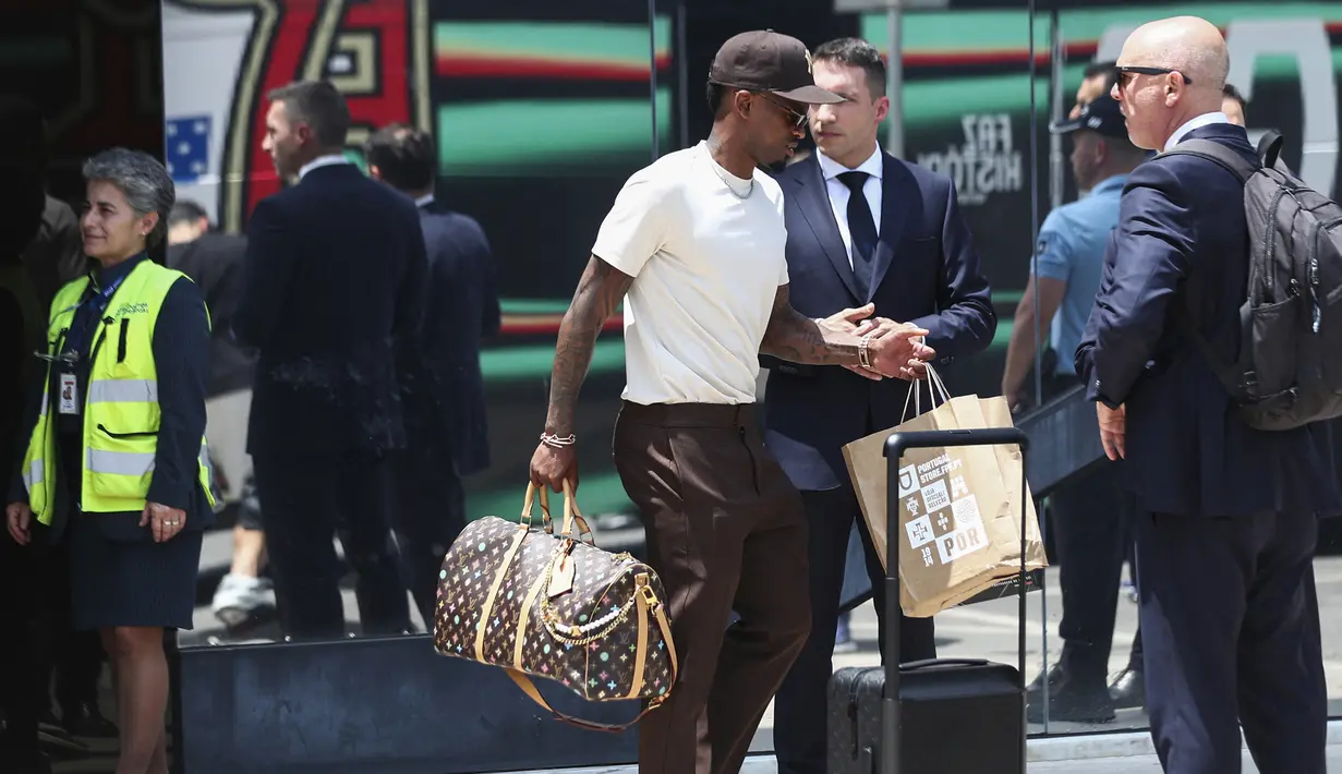 Pemain Timnas Portugal, Nelson Semedo berjalan menaiki bus setibanya di Bandara Lisbon, Portugal setelah menjuarai Nations League 2025 pada Senin (09/06/2025) waktu setempat. (AFP/Carlos Costa)