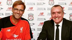 Jurgen Klopp (kiri) berpose usai menandatangani kontrak sebagai pelatih baru Liverpool di Anfield, Jumat (9/10/2015). Klopp setuju dengan kontrak selama tiga tahun melatih Liverpool. (Instagram.com/Liverpoolfc)