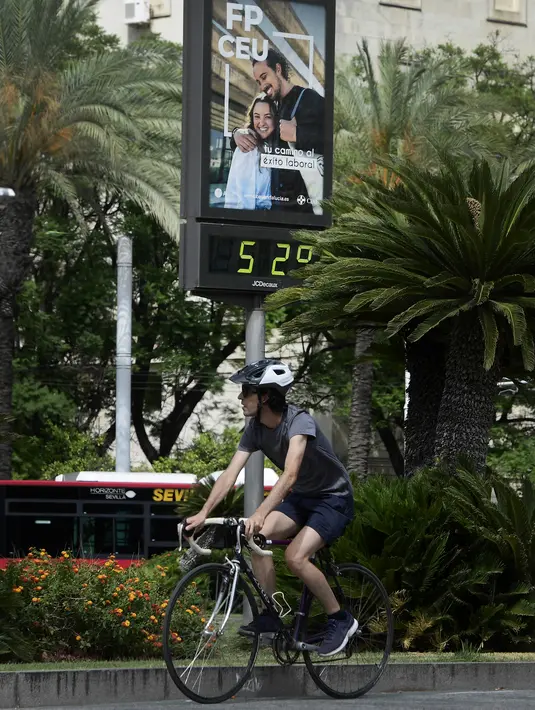 Temperatur melonjak di seluruh Spanyol pada 10 Juli dengan merkuri mencapai 44 derajat Celcius (111 Fahrenheit) di selatan saat negara menghadapi gelombang panas kedua dalam dua minggu. (AFP/Cristina Quicler)