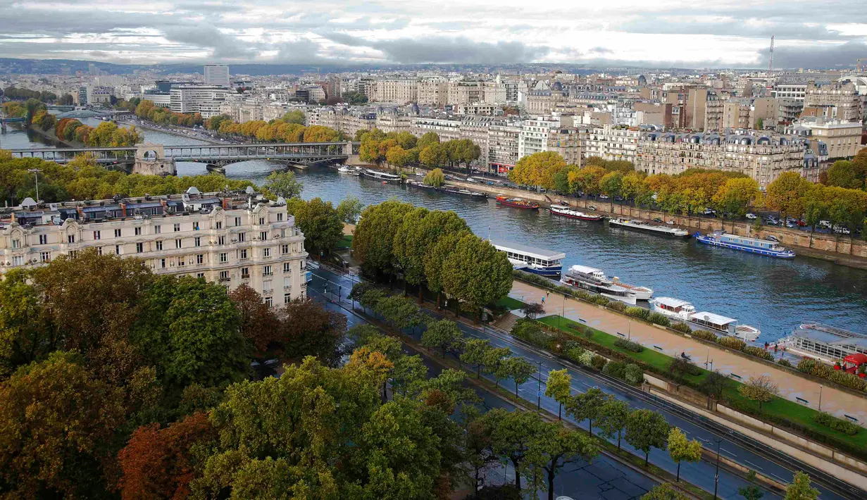 Pohon-pohon mulai menampakkan warna musim gugur dalam foto ini yang menampilkan Sungai Seine dan cakrawala kota Paris, Perancis, Selasa (6/10/2015). (REUTERS/Jacky Naegelen)