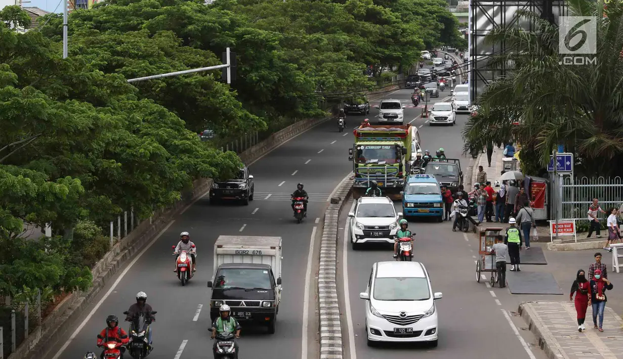 Kendaraan melintasi Jalan Margonda Raya, Depok, Jawa Barat, Kamis (21/3). BPJT dan Dishub Kota Depok akan memberlakukan sistem ganjil genap setelah 17 April 2019 atau usai pemilu dan diberlakukan pada akhir pekan. (Liputan6.com/Immanuel Antonius)