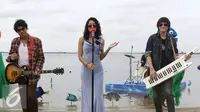 Penampilan Band Vierratale saat peluncuran sinetron Mermaid in Love 2 Dunia di Pantai Lagon Ancol, Jakarta, Senin (5/12). (Liputan6.com/Herman Zakharia)