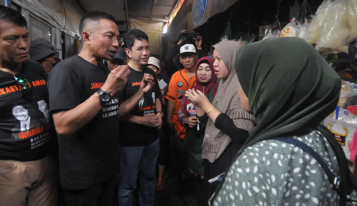 Pasangan calon gubernur dan calon wakil gubernur nomor urut 2, Dharma Pongrekun-Kun Wardana saat berkampanye ke pasar Serdang, Jakarta Pusat, Rabu (25/9/2024). (merdeka.com/Imam Buhori)