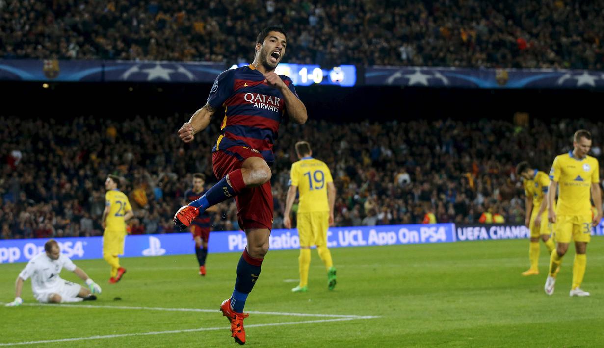 Pemyerang Barcelona, Luis Suarez merayakan gol yang dicetaknya ke gawang Bate Borisov pada laga Liga Champions di Stadion Camp Nou, Spanyol, Rabu (4/11/2015). Barcelona berhasil menang 3-0. (Reuters/Albert Gea)