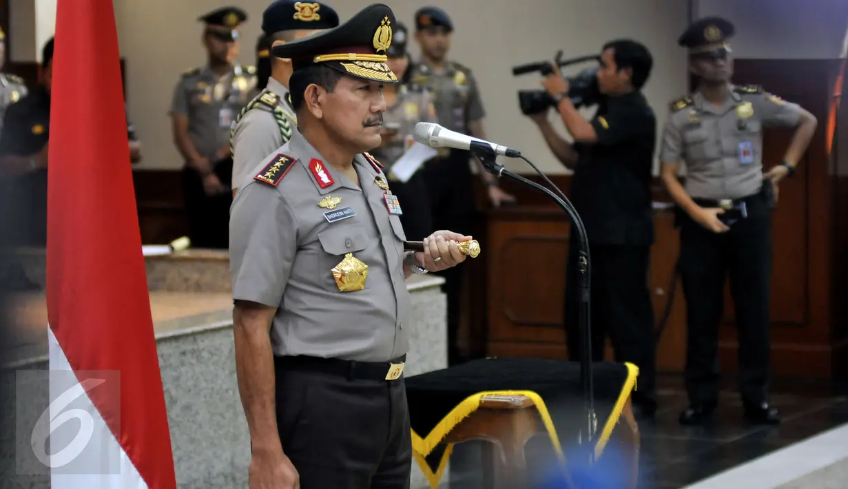 Kapolri Jenderal Pol Badrodin Haiti saat mempimpin upacara kenaikan pangkat 10 perwira tinggi (pati) di Rupatama Mabes Polri, Jakarta, Senin (23/5). Mereka terdiri dari seorang komjen, empat irjen, dan lima brigjen. (Liputan6.com/Johan Tallo)