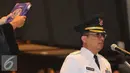 Calon Walikota Jakarta Selatan Tri Kurniadi disumpah pada saat pelantikan di balai kota, Jakarta, Kamis (13/8/2015). Tri resmi menggantikan Syamsuddin Noor yang dipecat. (Liputan6.com/Herman Zakharia)