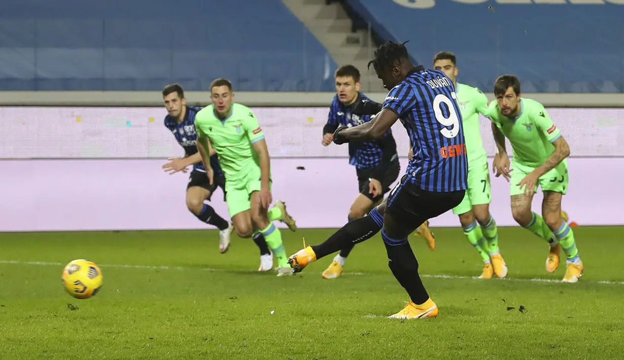 Striker Atalanta, Duvan Zapata, mencetak gol lewat tendangan penalti ke gawang Lazio pada laga Coppa Italia di Stadion Gewiss, Rabu (27/1/2021). Atalanta menang dengan skor 3-2. (Stefano Nicoli/LaPresse via AP)