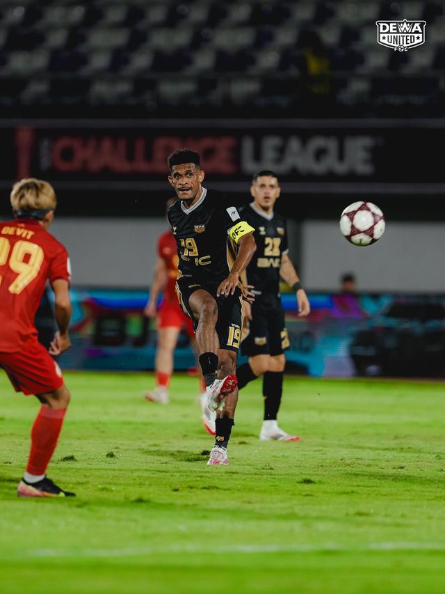 Gelandang Dewa United, Ricky Kambuaya.