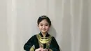 <p>Bilqis anak Ayu Ting Ting pun tampil dengan kebaya khas pengantin Jawa. Dengan kebaya berbahan velvet waena hijau tua serta kain cokelatnya. Lengkap dengan aksesori kalung dan hiasan kepala. @ayutingting92</p>