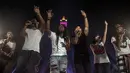 Dalam konser tersebut juga terdapat beberapa artis lain seperti Oppie Andaresta, Kikan, Olga Lydia, Robi Navicula dan masih banyak lagi, Jakarta, (20/10/14). (Liputan6.com/Faizal Fanani)