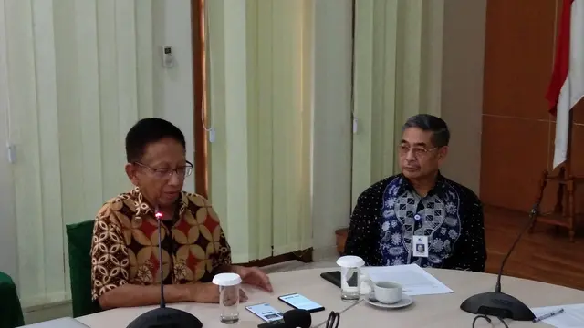 Kepala LBM Eijkman Prof. Amin Soebandrio (kanan) dalam sebuah diskusi terkait COVID-19 di kantor Ikatan Dokter Indonesia pada Jumat (13/3/2020) (Liputan6.com/Giovani Dio Prasasti)