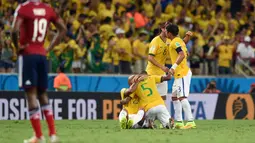 Selebrasi pemain Timnas Brasil usai membungkam Kolombia 2-1 di perempat final Piala Dunia 2014 di Stadion Castelao, Fortaleza, (5/7/2014). (AFP PHOTO/Vanderlei Almeida)