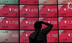 Karyawan melihat layar Indeks Harga Saham Gabungan (IHSG) di Bursa Efek Indonesia, Jakarta, Jumat (22/1/2021). Pada hari ini, IHSG melemah pada penutupan sesi pertama menyusul perpanjangan Pemberlakuan Pembatasan Kegiatan Masyarakat (PPKM). (Liputan6.com/Johan Tallo)