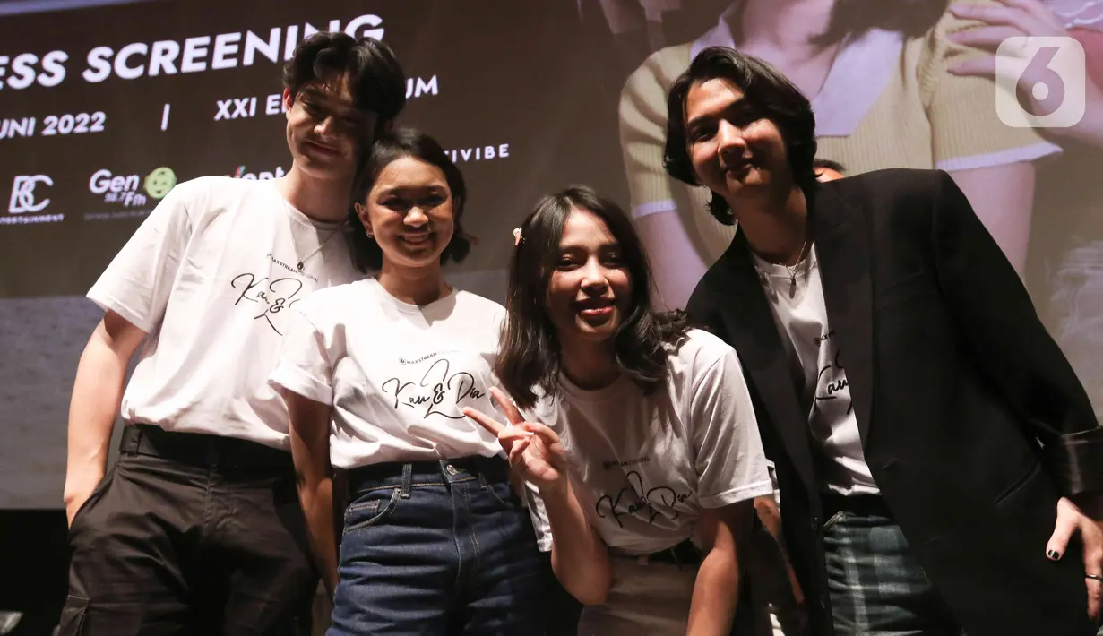 Gabriel Prince, Zara Leola, Anneth Dellicia dan Ari Irham saat konferensi pers film Kau & Dia 2 di Jakarta, Kamis (30/6/2022). Film Kau & Dia 2 adalah film terbaru dari MAXstream. Film Kau & Dia 2 ini akan tayang mulai 1 Juli 2022 di platform streaming digital tersebut. (Liputan6.com/Herman Zakharia)