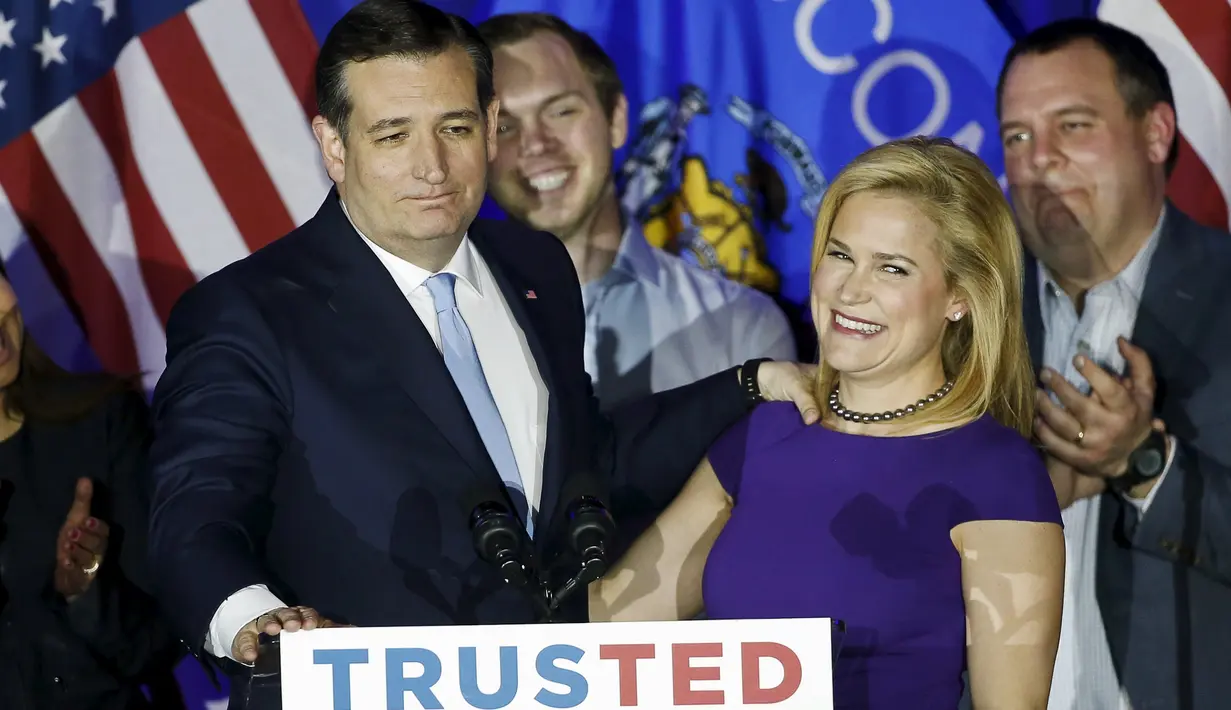 Calon presiden AS, Ted Cruz bersama istrinya Heidi saat melakukan kampanye  di Milwaukee , Wisconsin , Amerika Serikat , 5 April 2016. Cruz adalah anggota dari Partai Republik. (REUTERS / Jim Young)