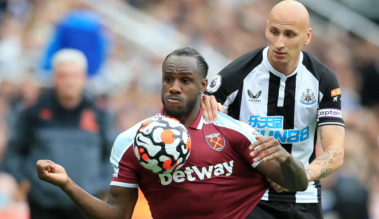 Michail Antonio - The Hammers sukses meredam perlawanan Newcastle United dengan skor 4-2. Salah satu bintang kemenangan West Ham adalah Michail Antonio. Ia tampil spartan sepanjang laga dengan melepaskan 4 tembakan satu diantaranya burujung gol. (Foto: AFP/Lindsey Parnaby)