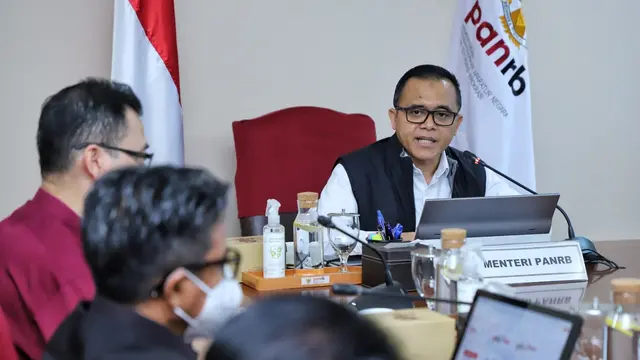 Menteri PANRB Azwar Anas saat memimpin rapat perdana usai libur Idulfitri 1444 H, di Kantor Kementerian PANRB, Rabu (26/04).