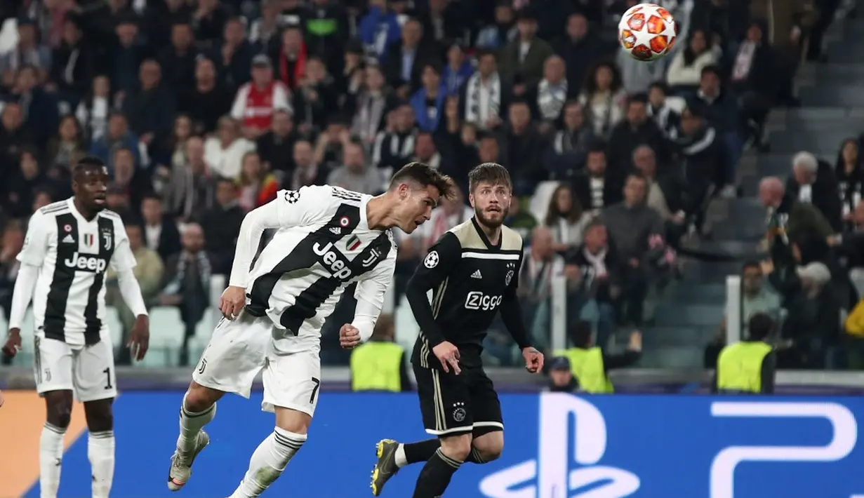 Cristiano Ronaldo melakukan sundulan ke gawang Ajax pada leg kedua laga perempat final Liga Champions yang berlangsung di Stadon Allianz, Turin, Rabu (17/4). Juventus kalah 1-2 Kontra Ajax. (AFP/Filippo Monteforte)
