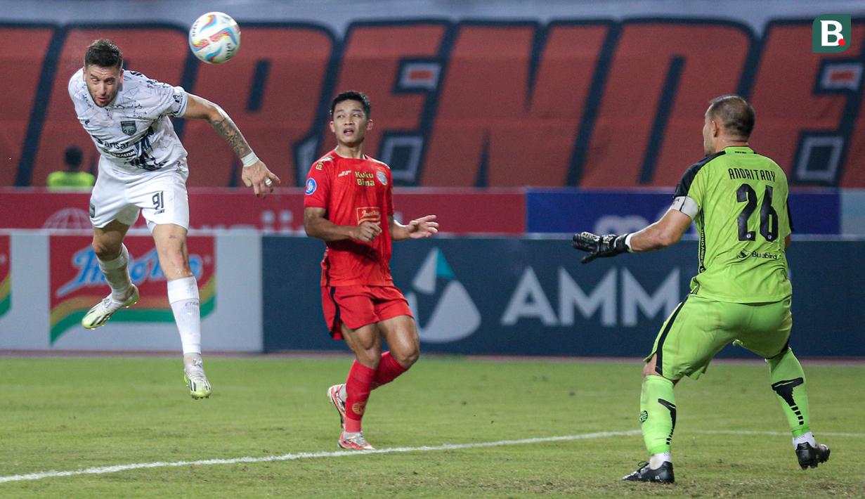 Pemain Borneo FC, Felipe Cadenazzi (kiri) berusaha menjebol gawang Persija Jakarta dalam pertandingan pekan ketujuh BRI Liga 1 2023/2024 yang berlangsung di Stadion Patriot Candrabhaga, Bekasi, Rabu (9/8/2023). (Bola.com/Bagaskara Lazuardi)