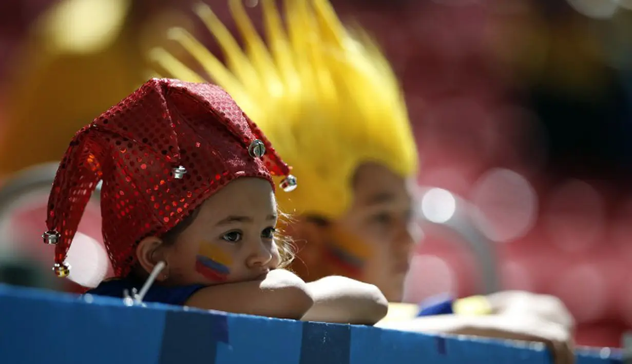 Laga antara Swiss kontra Ekuador di Estadio Nacional de Brasilia, Brasil (15/6/2014) disaksikan langsung oleh beberapa suporter cilik tim berjuluk La Tricolor. (AFP PHOTO/Adrian Dennis)