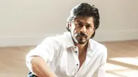 Shahrukh Khan dalam busana terkesan seksi. (sumber. follo.in)