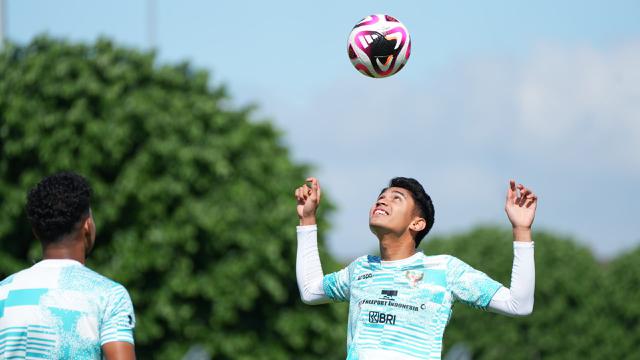 Foto: Jauh dari Raut Tegang, Begini Latihan Timnas Indonesia U-23 Jelang Laga Play-off Melawan Guinea