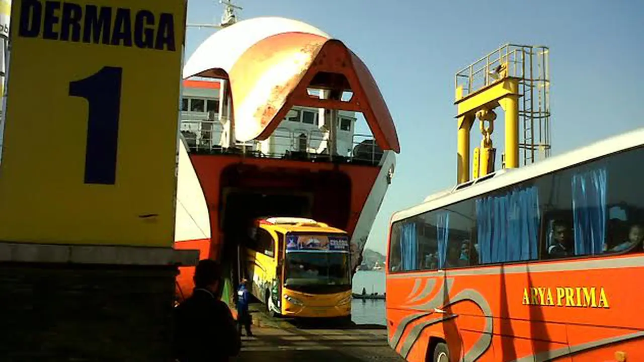 Pemudik padati Pelabuhan Merak.