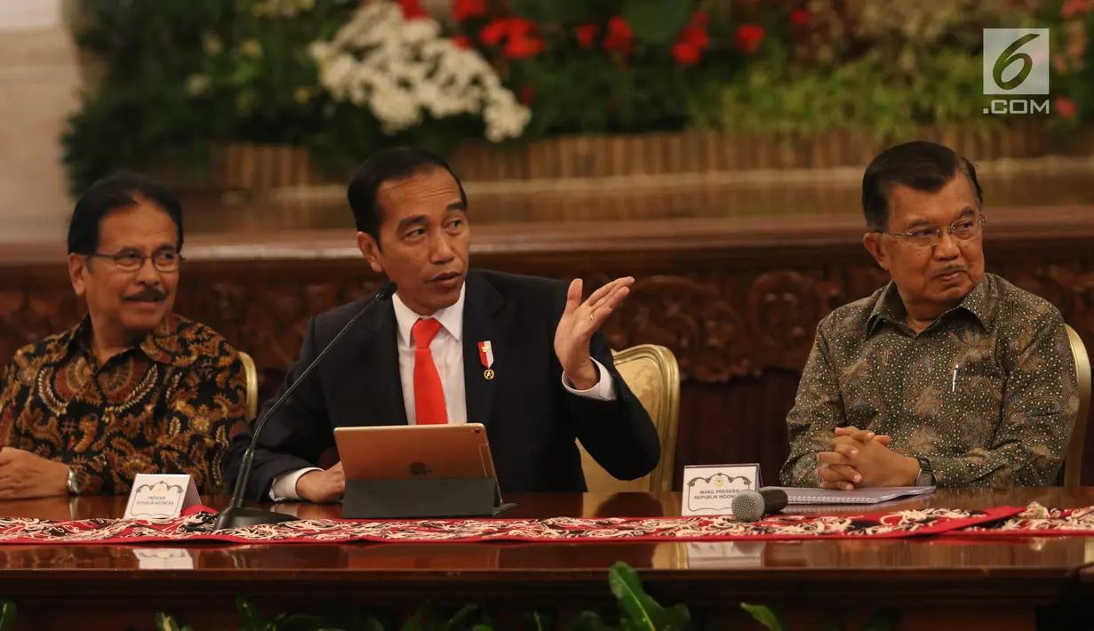 Presiden Joko Widodo didampingi Wapres Jusuf Kalla memberikan keterangan pers terkait rencana pemindahan Ibu Kota Negara di Istana Negara, Senin (26/8/2019). Jokowi secara resmi mengumumkan keputusan pemerintah untuk memindahkan ibu kota negara ke Kalimantan Timur. (Liputan6 com/Angga Yuniar)