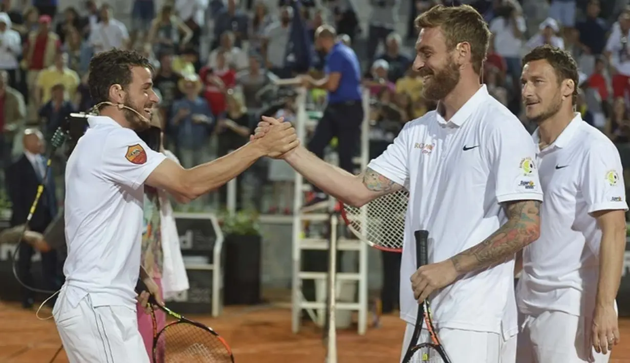 Francesco Totti bermain bersama Daniele De Rossi melawan Alessandro Florenzi. (www.asroma.it)