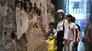Para turis mengunjungi kota kuno Nantou di Distrik Nanshan, Shenzhen, Provinsi Guangdong, China selatan (29/8/2020). Baru-baru ini, sebuah area peragaan dari proyek peremajaan kota kuno Nantou dibuka untuk umum. (Xinhua/Mao Siqian)