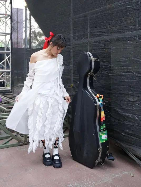 Fathia Izzati tampil gemas bergaya vintage dengan mengenakan ruffle dress warna putih dan pita merah di rambut sebagai statement. Manis banget! [kittendust]