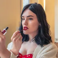 Temukan warna lipstik favorit yang sempurna dan memancarkan auramu di sini. (Sumber: Freepik/pvproductions).