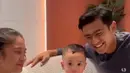 Momen Azizah Salsha dan Arhan foto bareng Cipung ini viral di media sosial. Banyak warganet terkesima dengan foto mereka bertiga. Di masa depan, netizen berharap Azizah dan Arhan dikaruniai buah hati selucu Cipung. (Liputan6.com/TikTok/asupanmu)